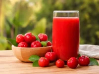 Suco de acerola para benefícios e energia no dia a dia