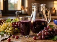Copo de suco roxo refletido na superfície da jarra, com cachos de uvas escuras ao lado, em cozinha ao entardecer